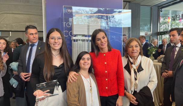 Sara Salcedo i S.M. Reina Letizia amb acompanyants.