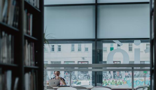 Estudiants a la biblioteca de la facultat de Comunicació i Relacions Internacionals