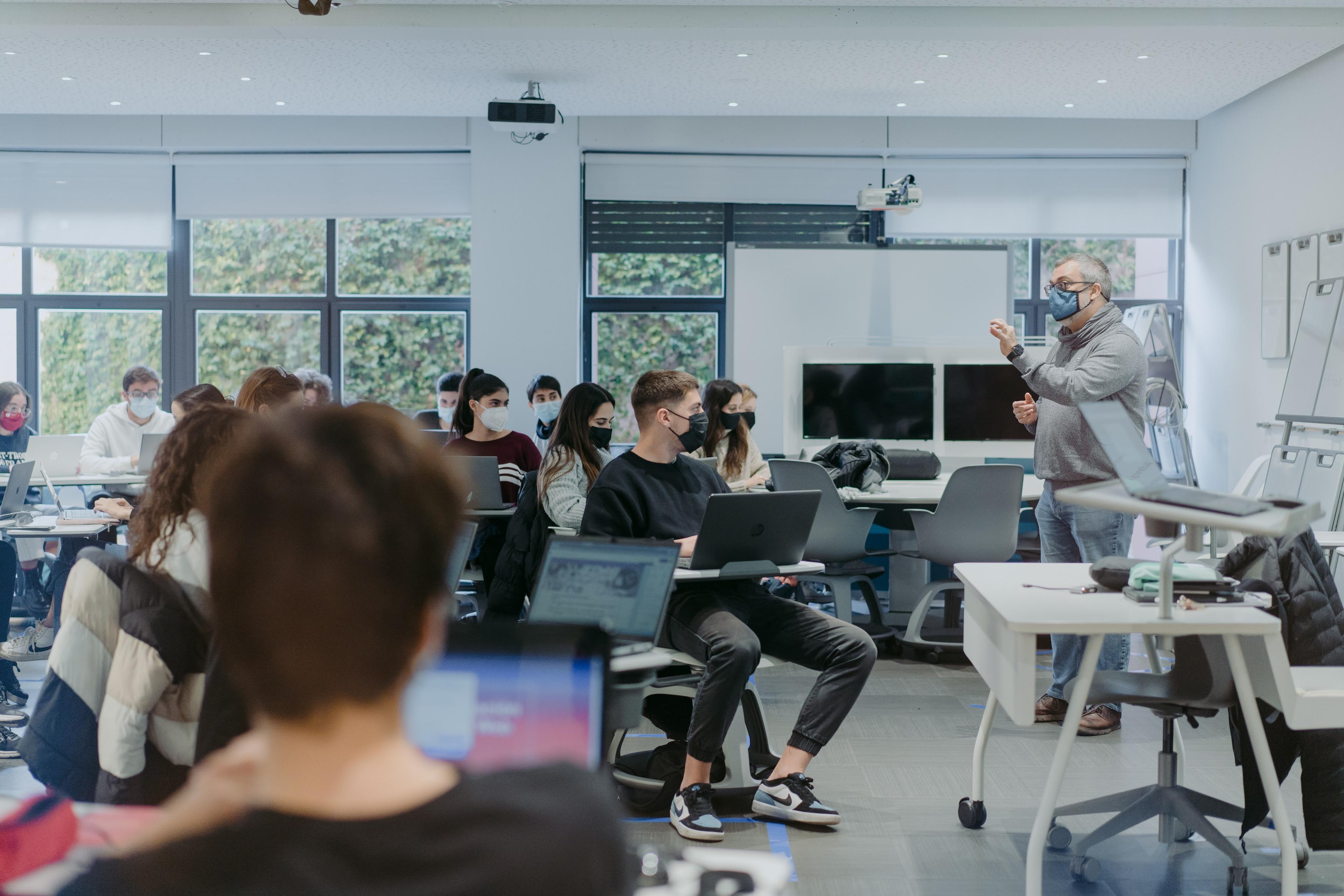 alumnes escolten al professor