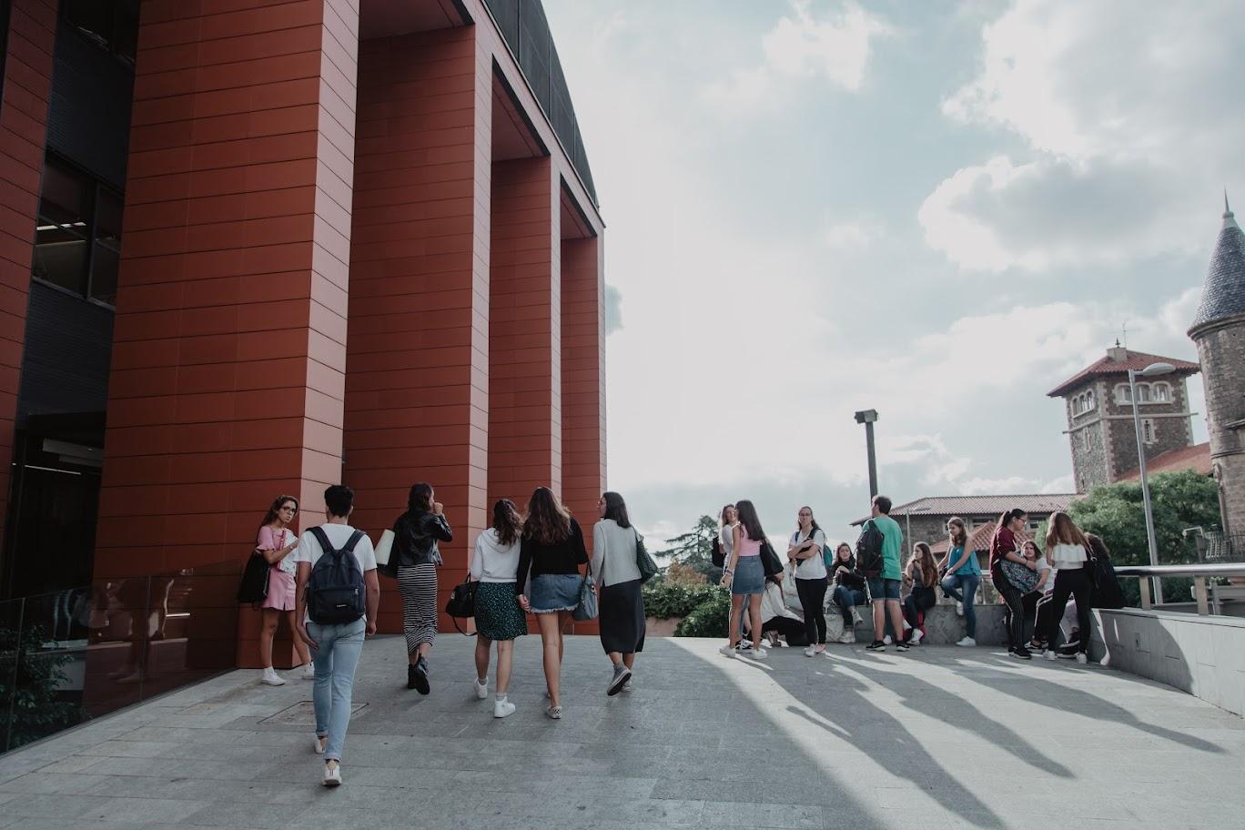 estudiants a l'entrada de la fpcee