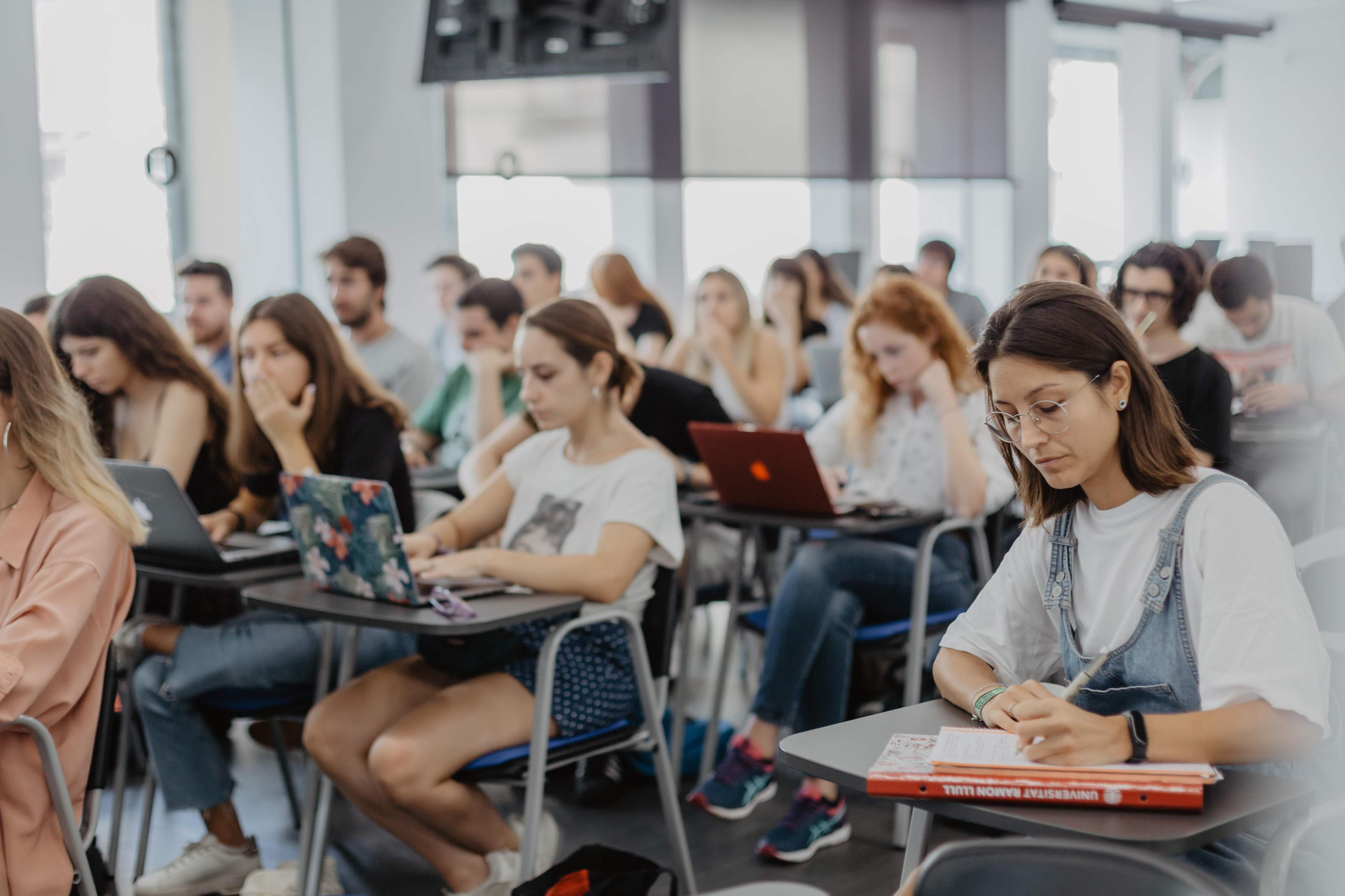 alumnes a l'edifici de la FCRI