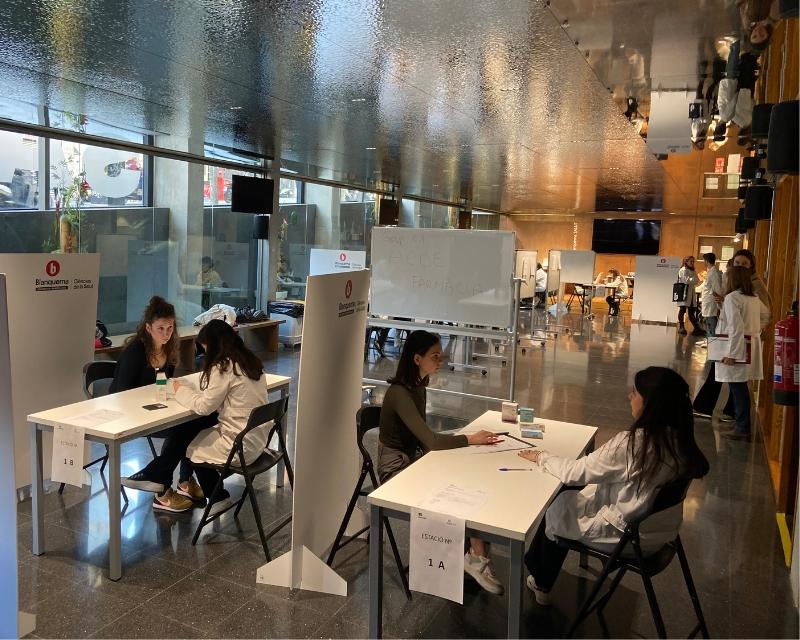Estudiants de 5è curs del grau en Farmàcia de Blanquerna-IQS realitzant les proves ACOE.