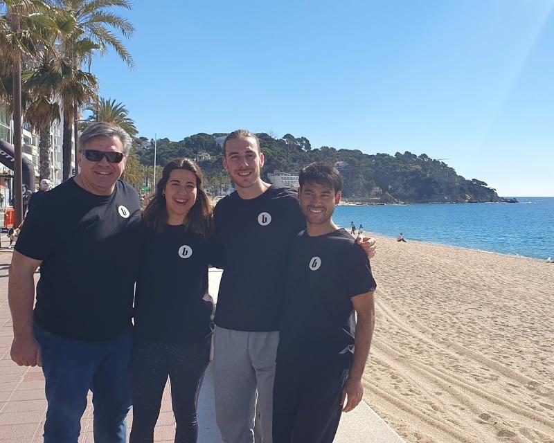 Tres estudiants del grau en Fisioteràpia i el professor Salvio Delmunt, a la Gran Fondo Lloret de Mar.