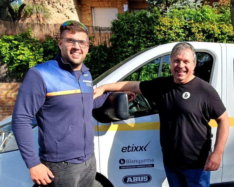 Arnau Pérez, alumne de Fisioteràpia, i Salvio Delmunt, professor del mateix grau de Fisioteràpia de Blanquerna-Universitat Ramon Llull, a la cursa ciclista ReVolta Catalunya.