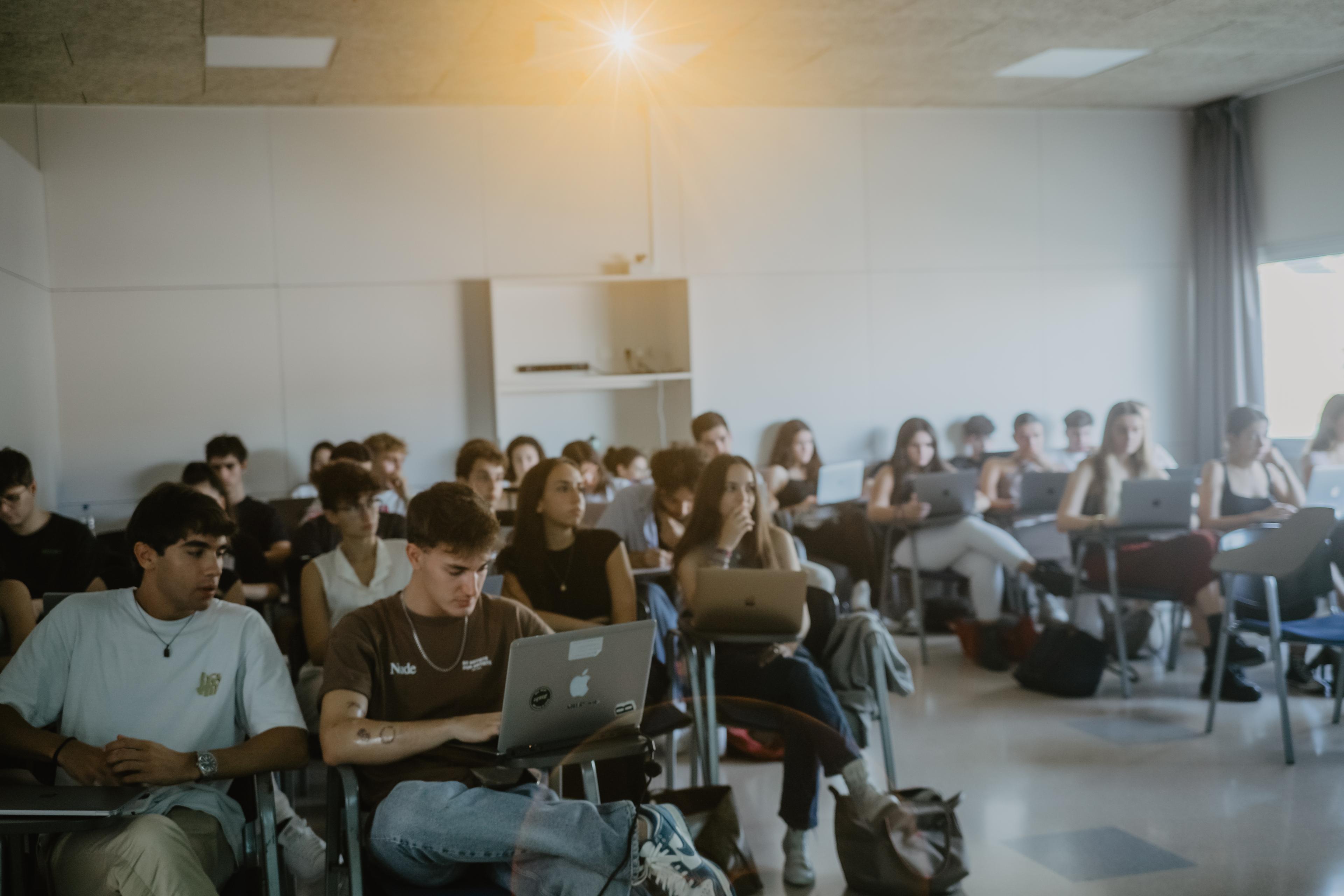 alumnes escoltant amb projector