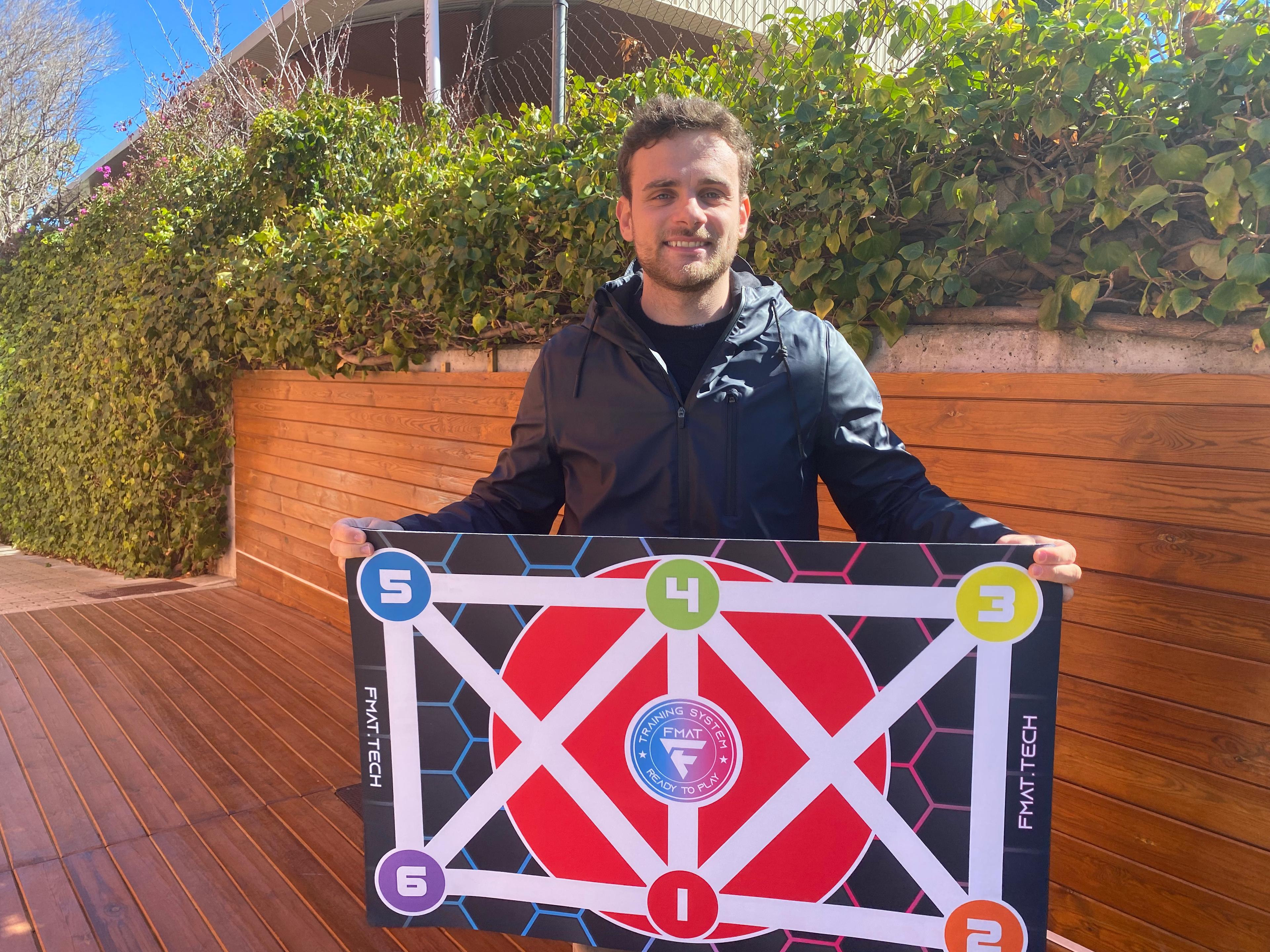 David Batalla posa amb la FMAT.
