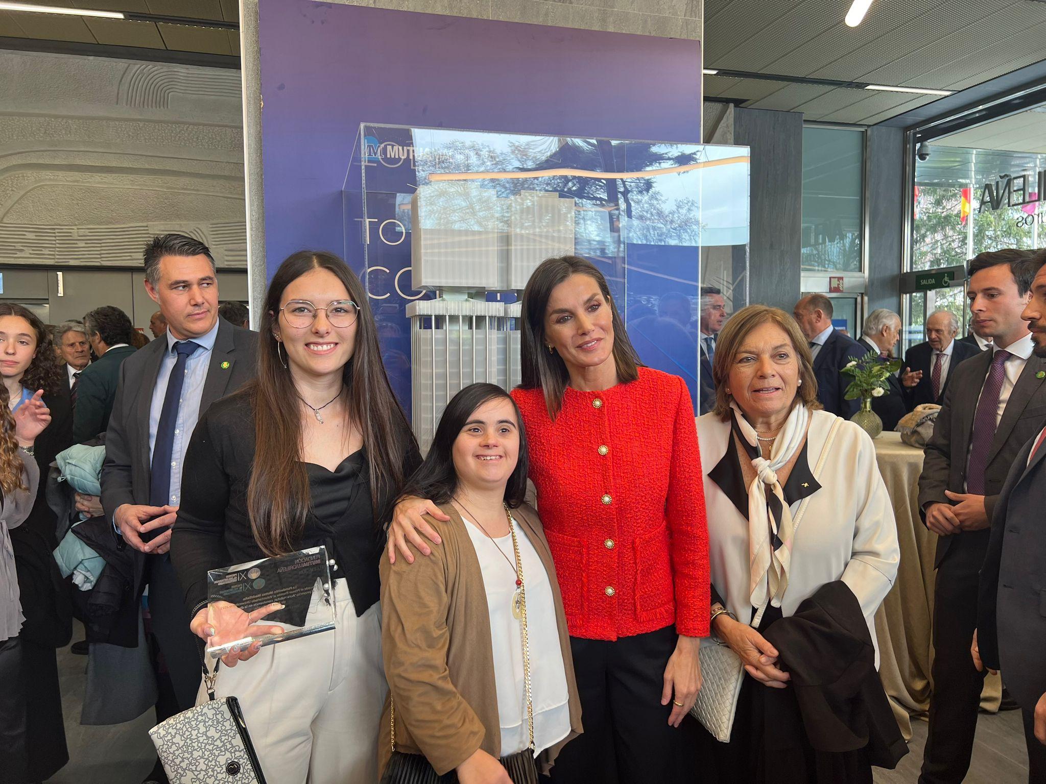 Sara Salcedo i S.M. Reina Letizia amb acompanyants.
