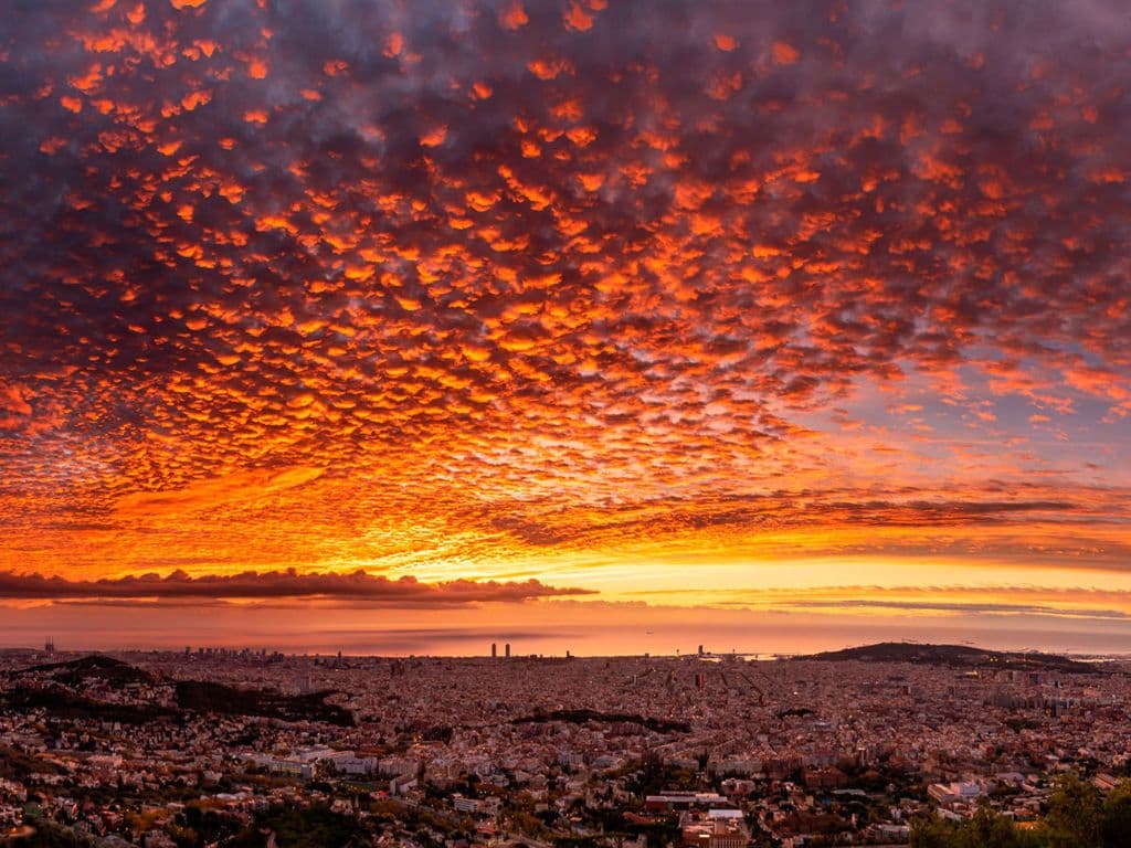 Sortida de sol a Barcelona, amb un cel ennigulat