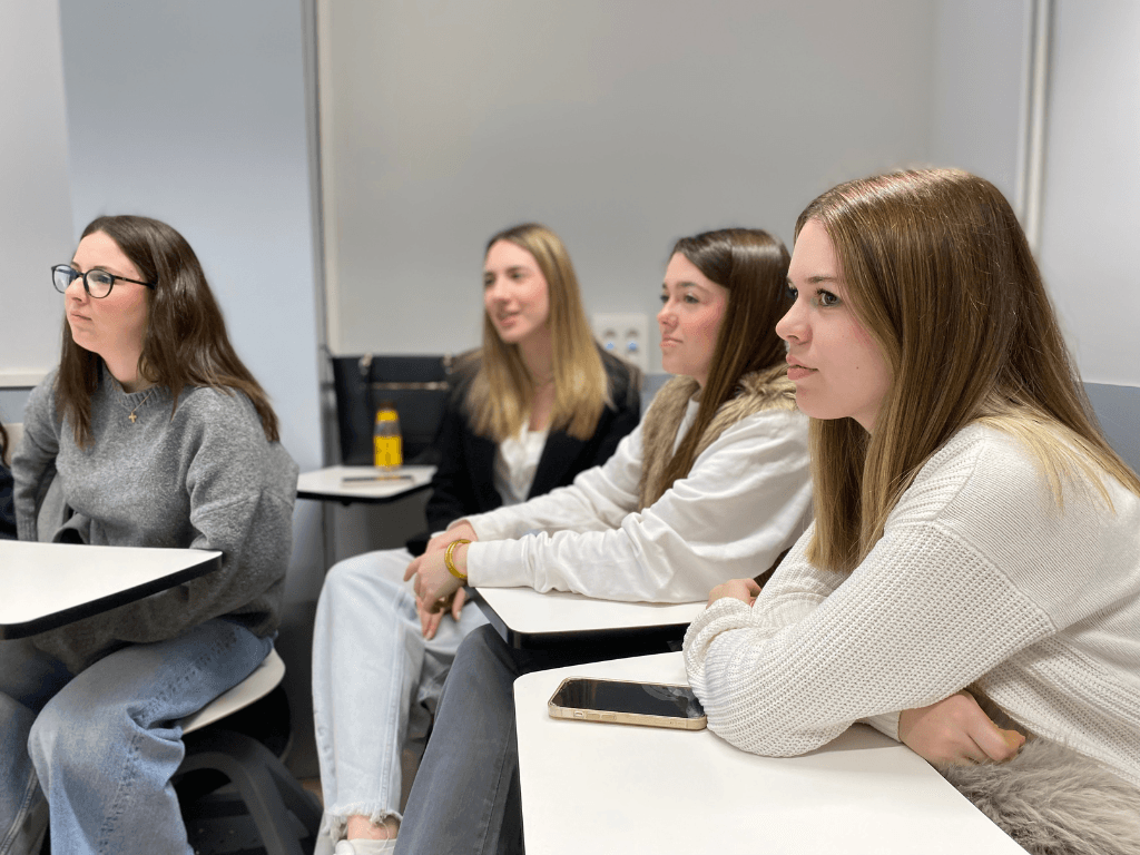 alumnes fent les activitats de Juguem Juntes