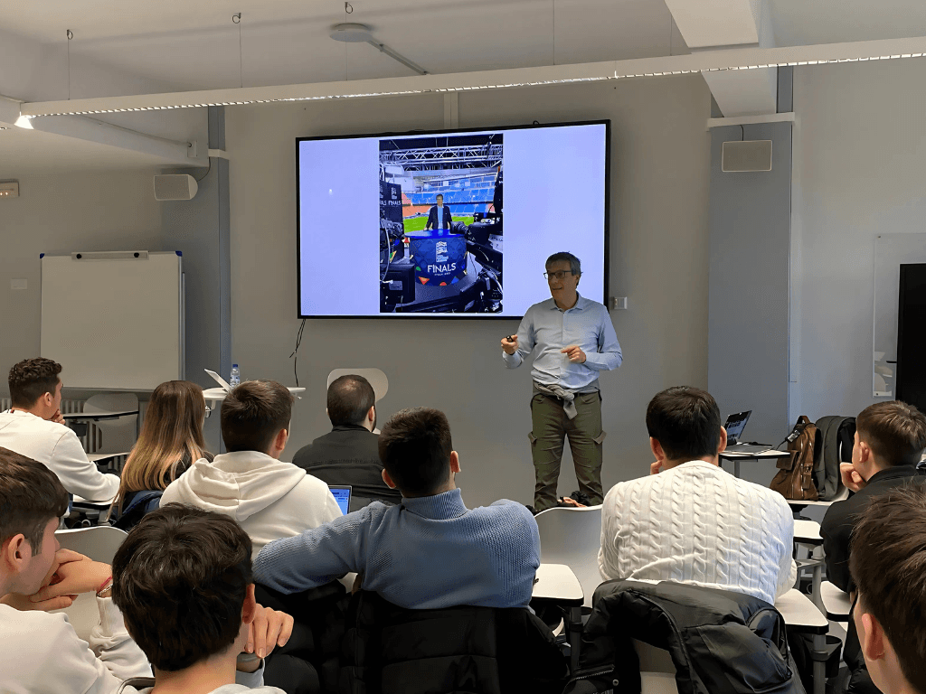 Trobada de professionals de Gestió Esportiva, David fent la xerrada