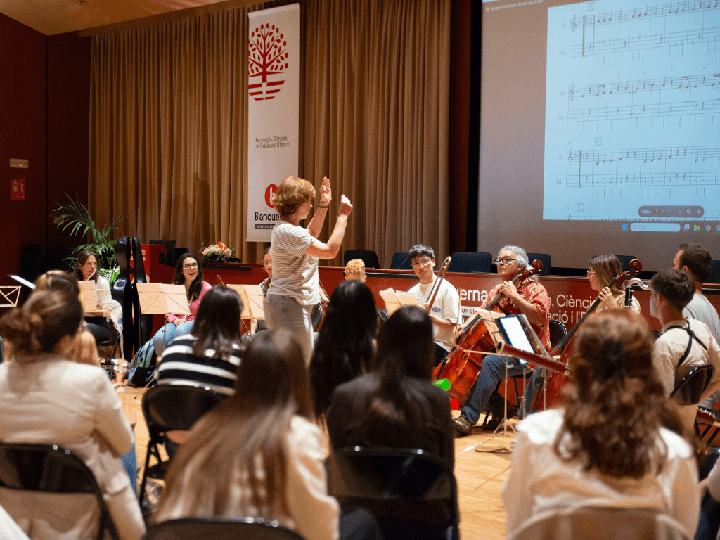 Conductora de l'Orquestra conduïnt els músics