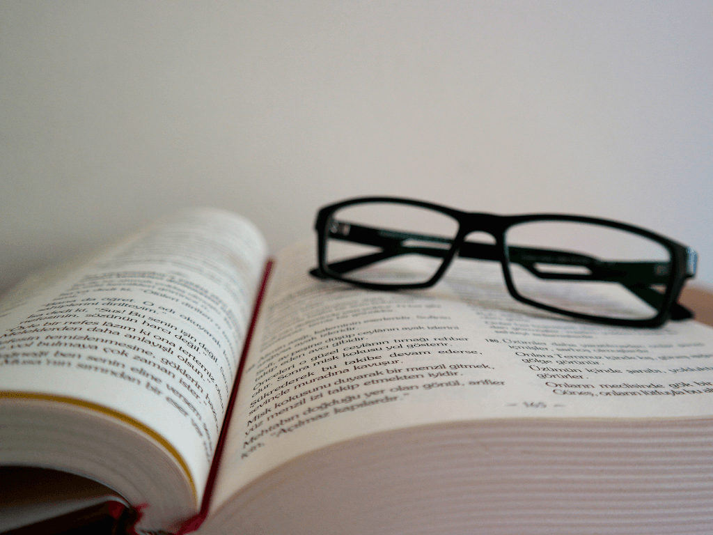 Llibre i ulleres.