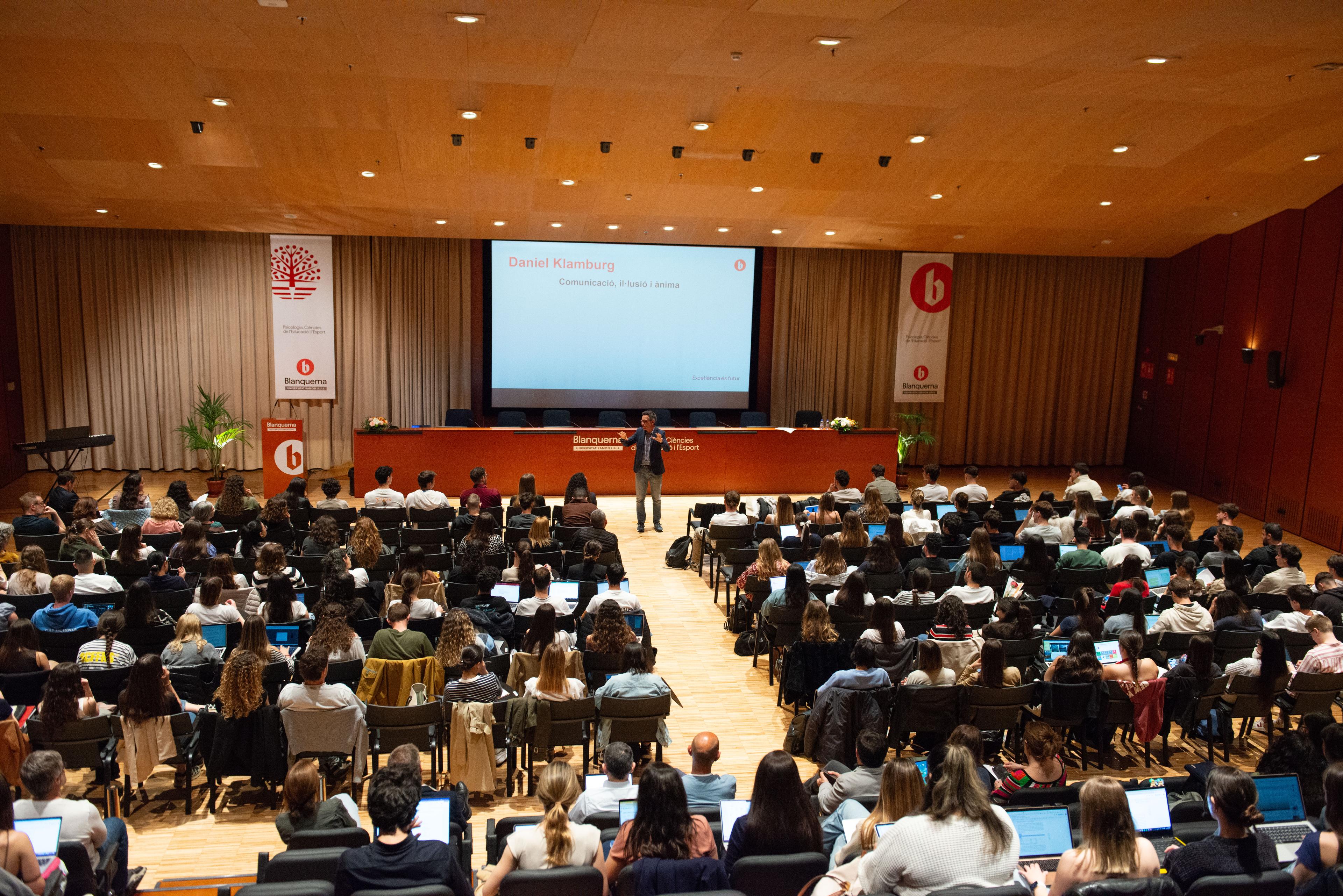 Conferenciant al Congrés d'estudiants a l'auditori