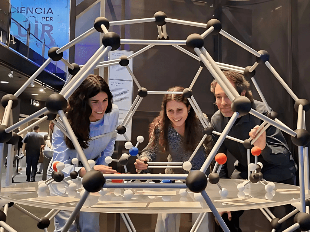 Persones jugant al cosmocaixa.