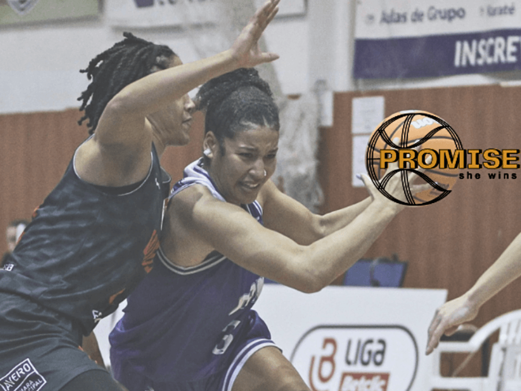 Dues noies jugant a basquetball.