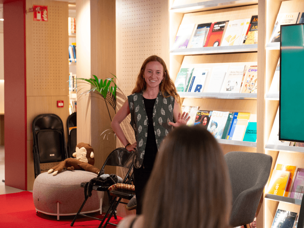 Alumni Andrea Gauz presentant el seu llibre.