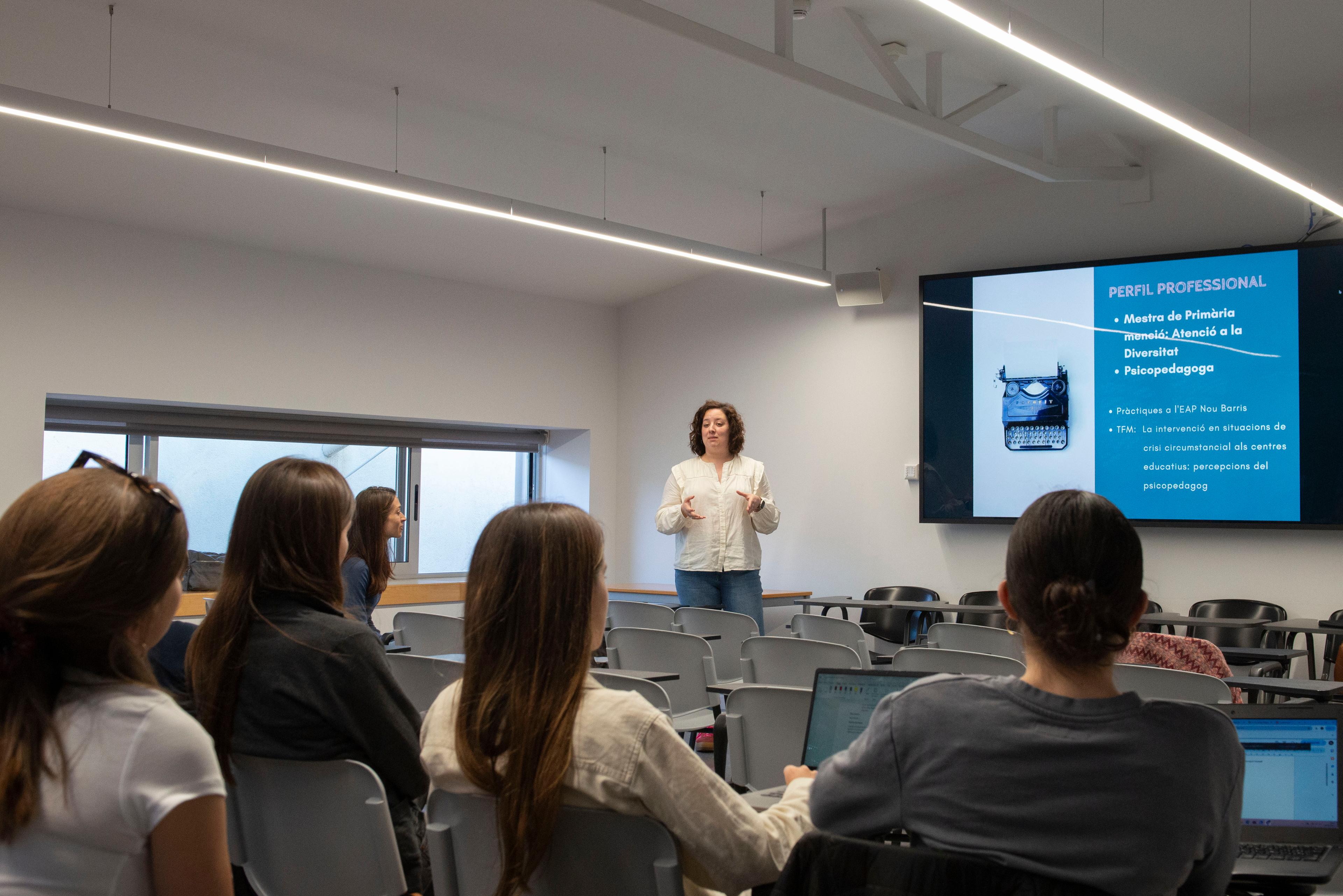 Alumni Laura Aguilo explicant en una aula