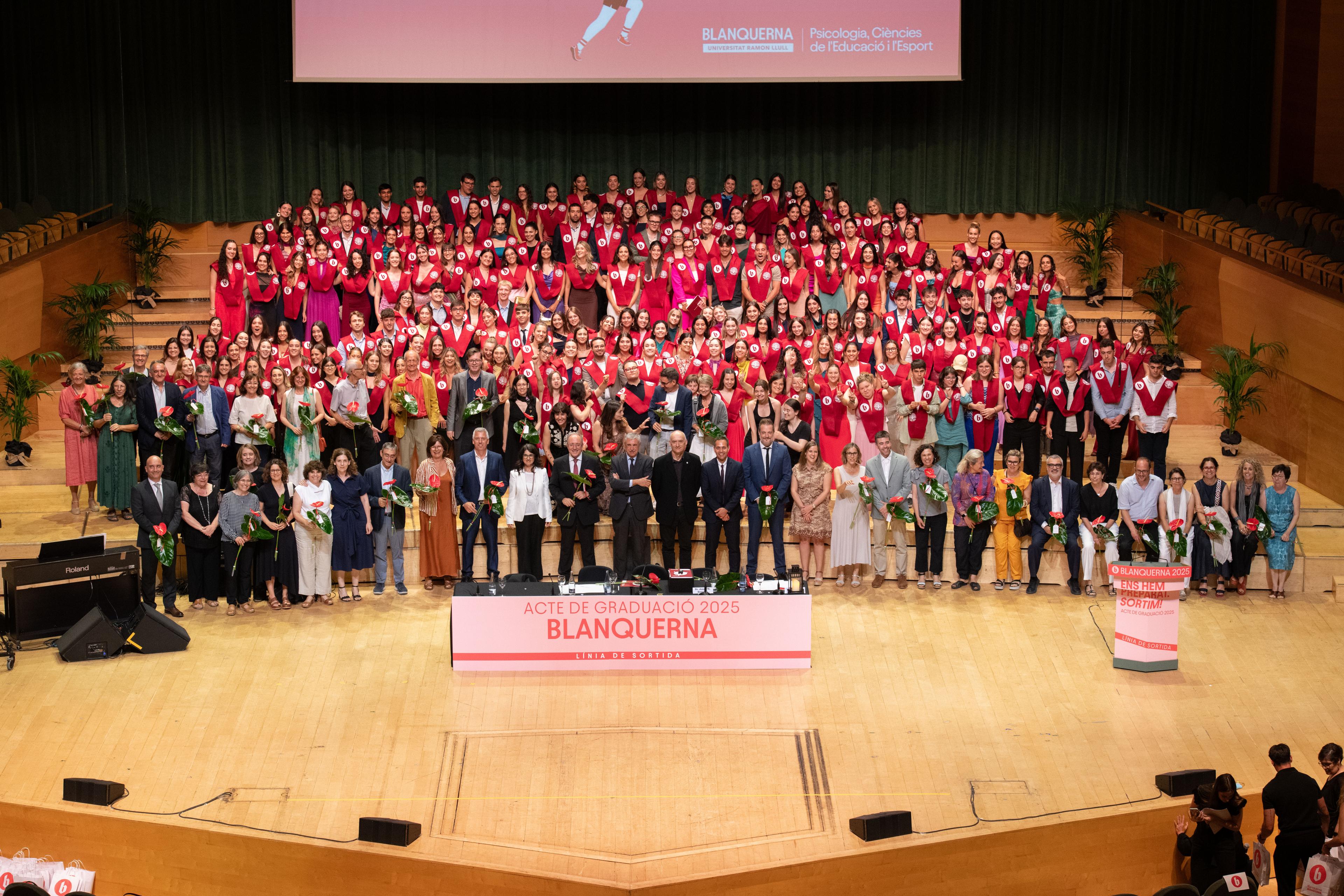Grup de persones graduades en auditori