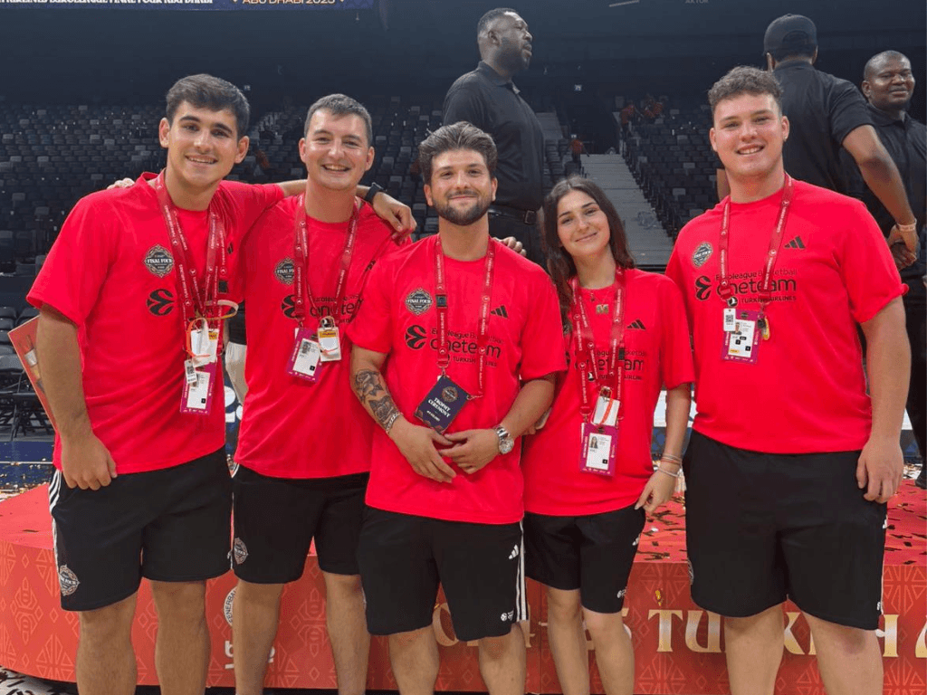 Alumnat de Gestió Esportiva en la Final Four de l'Eurolliga 2025.