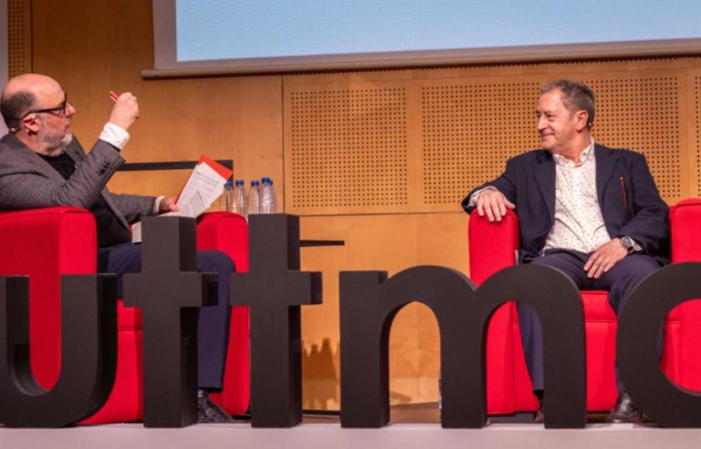 alumni Josep Medina presentant llibre amb Basté