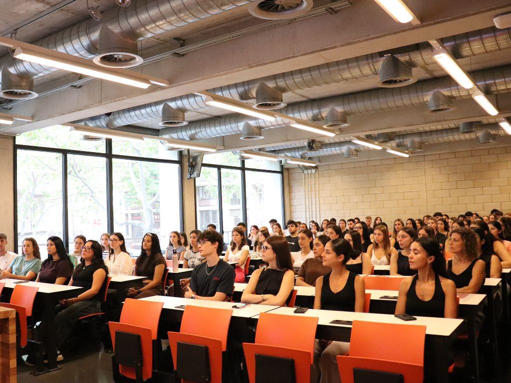 L'alumnat de primer d'Infermeria el primer dia del curs