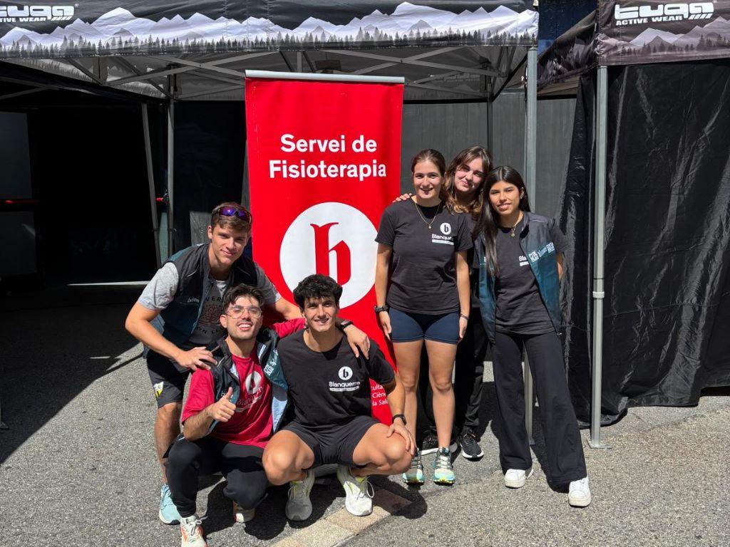 L'alumnat participant a la cursa, posant davant de la seva carpa