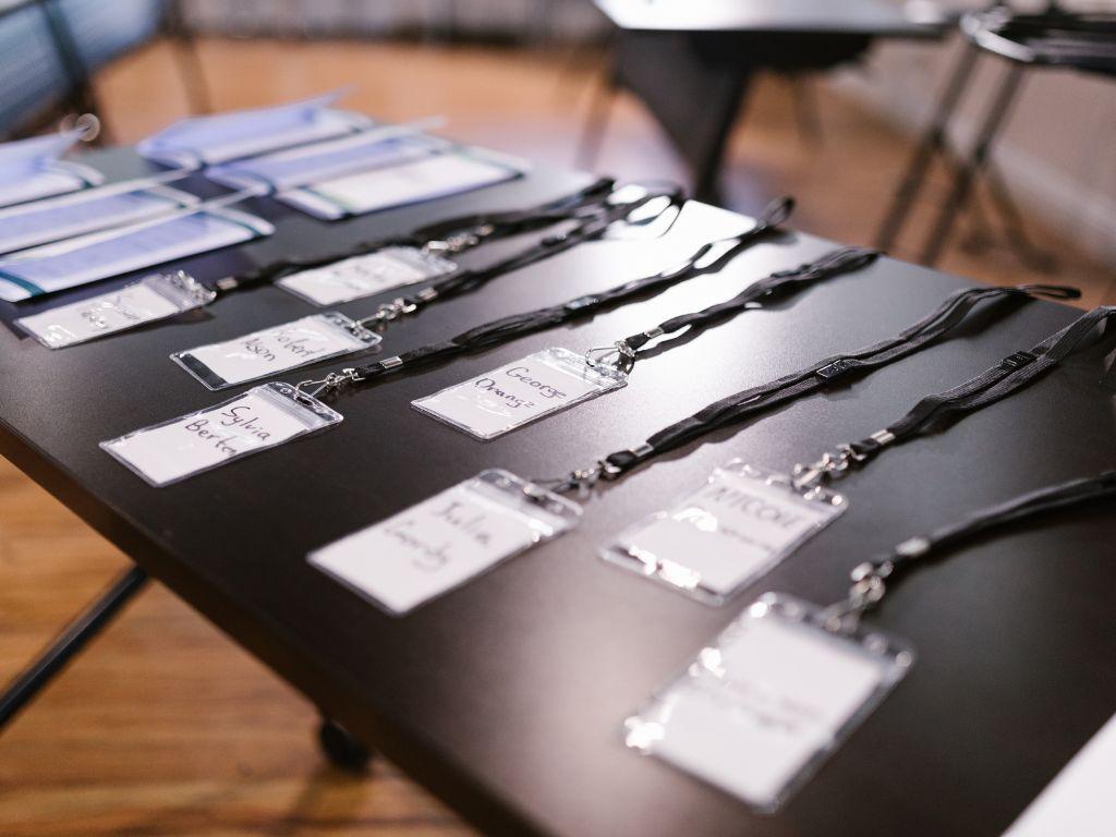 Imatge recurs d'identificadors a sobre d'una taula