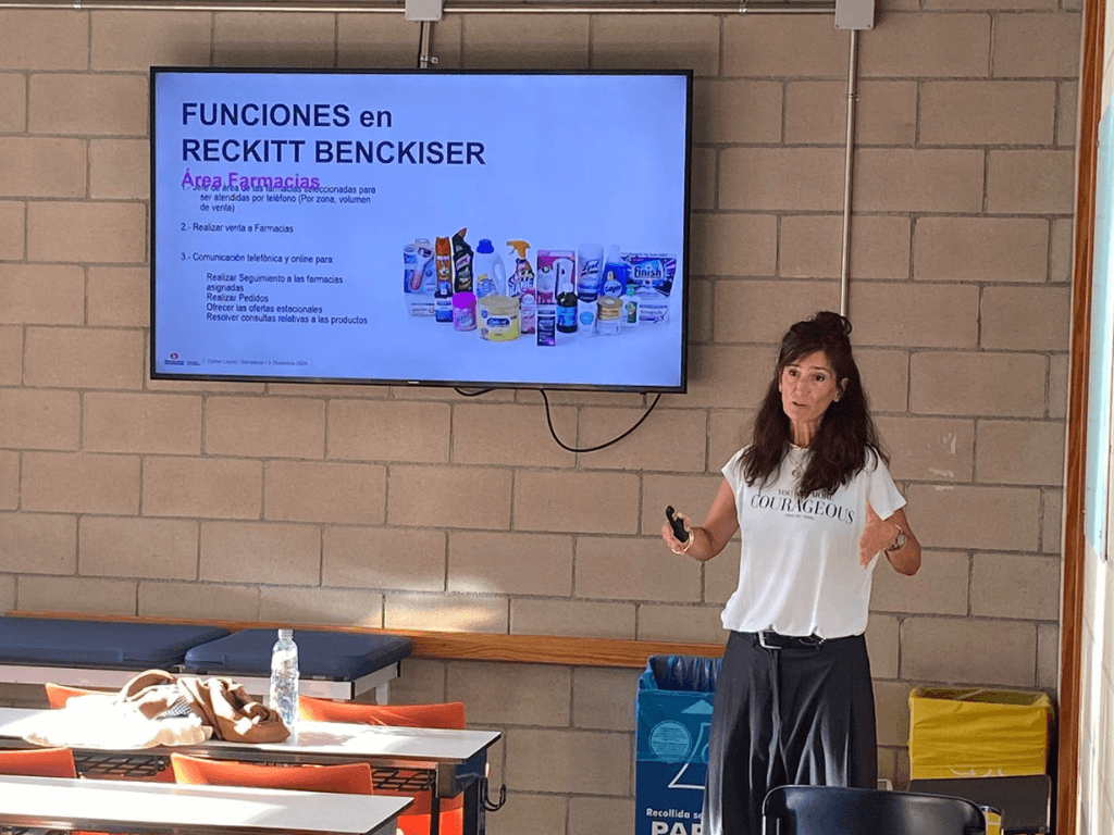 Esther López presentant la formació en comunicació