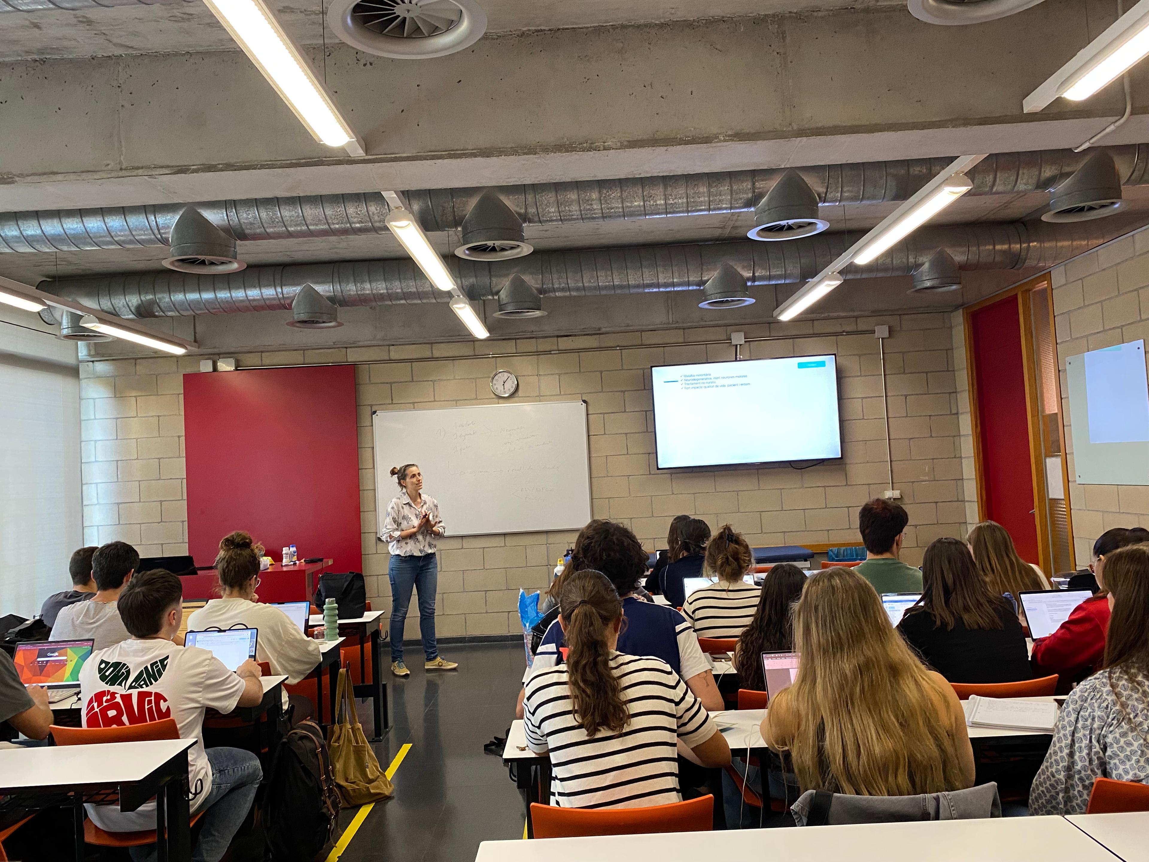 La Dra. Elisabet Romero, alumni del grau en Nutricio Humana i Dietètica durant la sessió