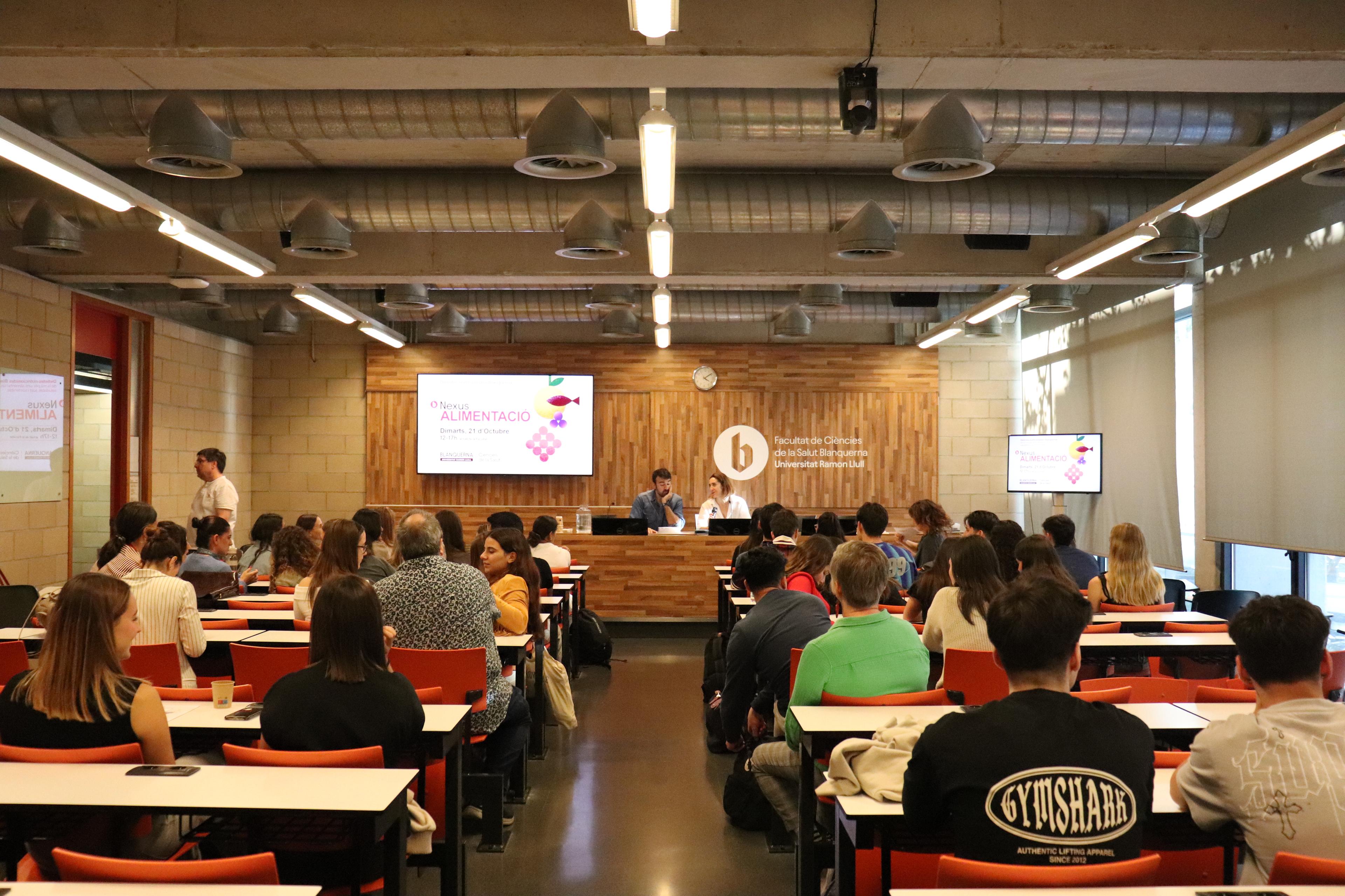 sala plena d'alumnes atents a la jornada de presentació del projecte NEXUS
