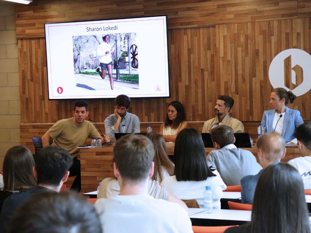 Ponents durant la taula rodona de la jornada