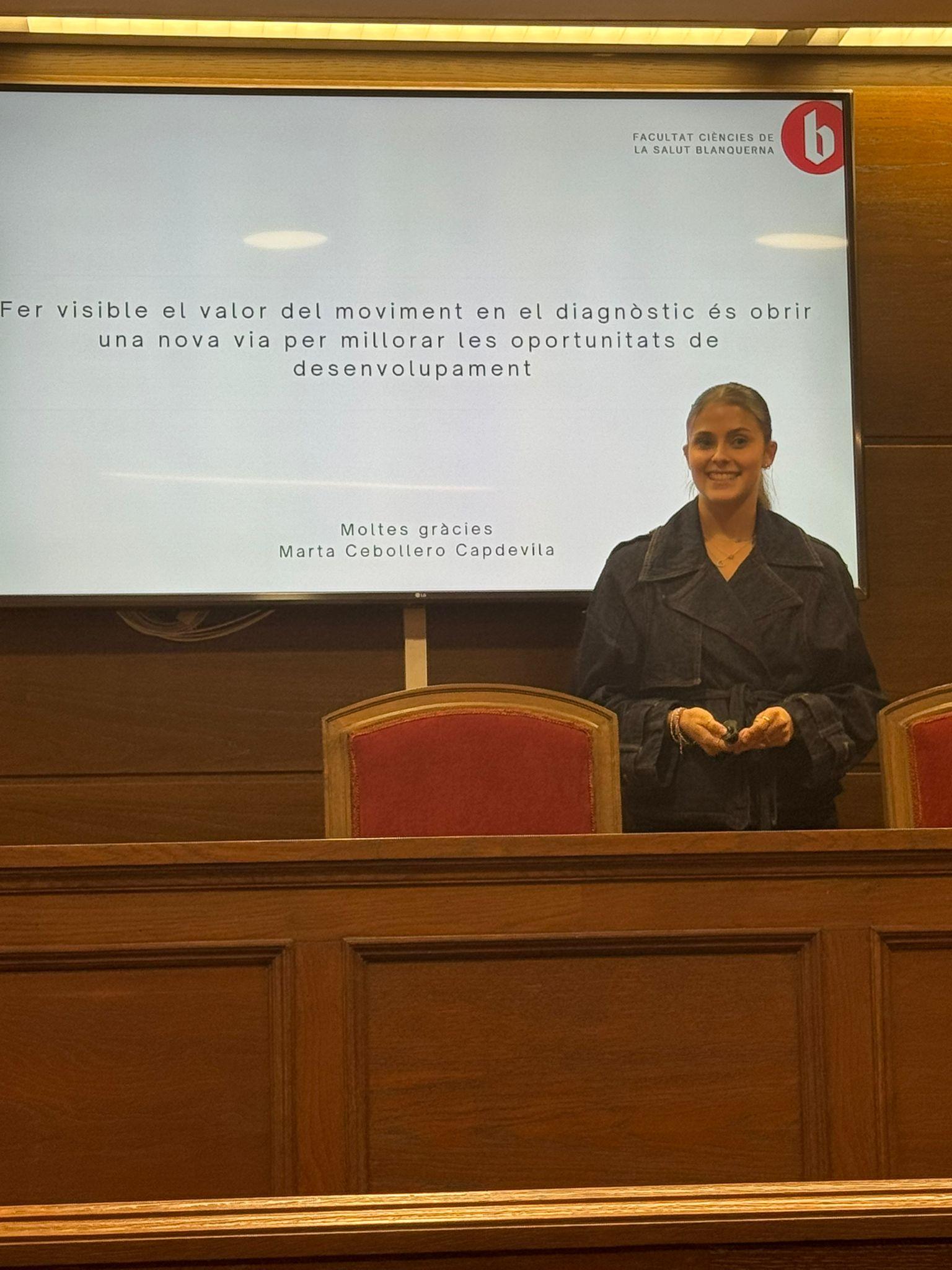 L'alumni Marta Cebollero presentant el seu TFG