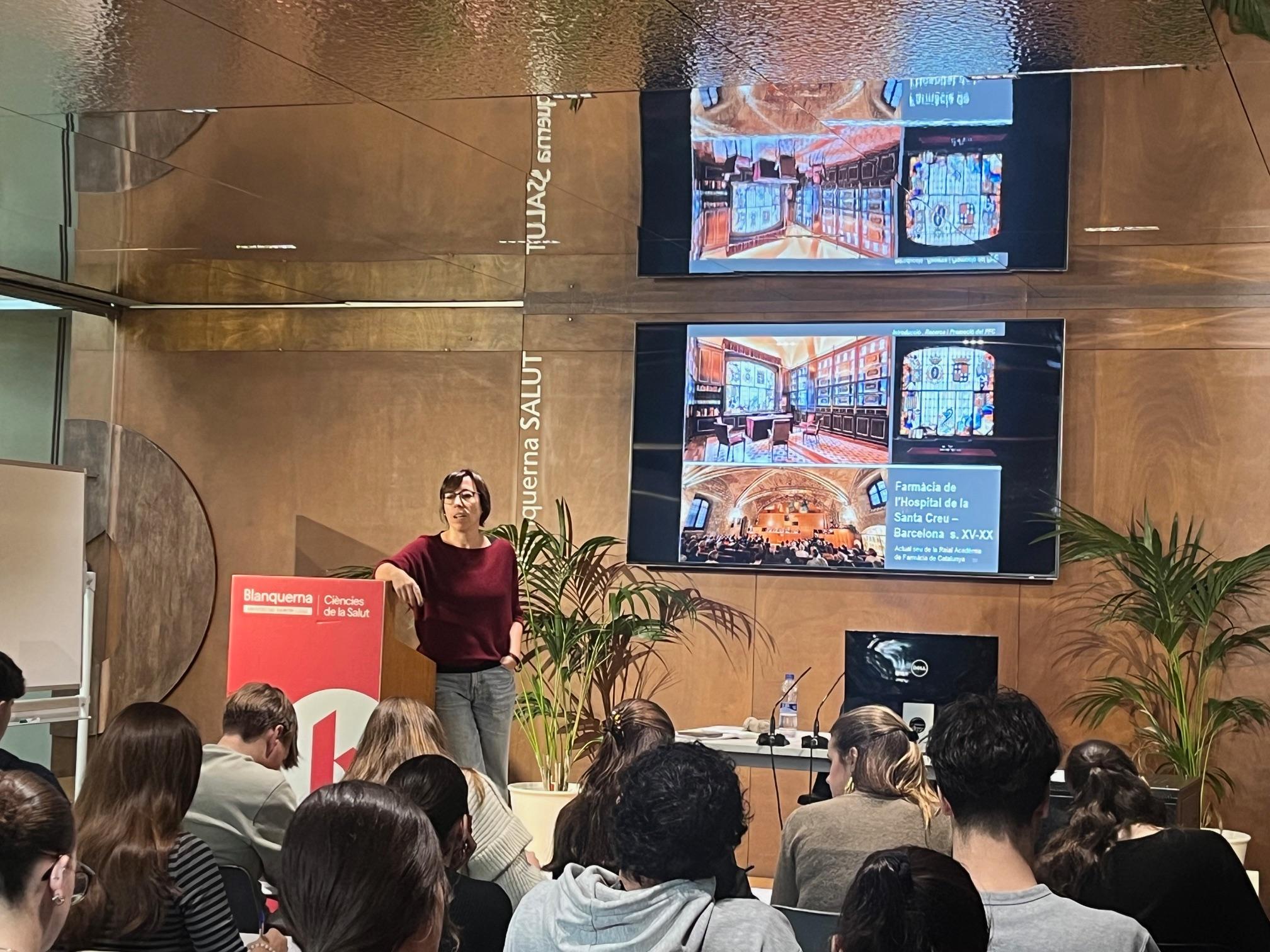 la responsable de la Fundació Concordia fent una ponencia sobre patrimoni farmacèutic