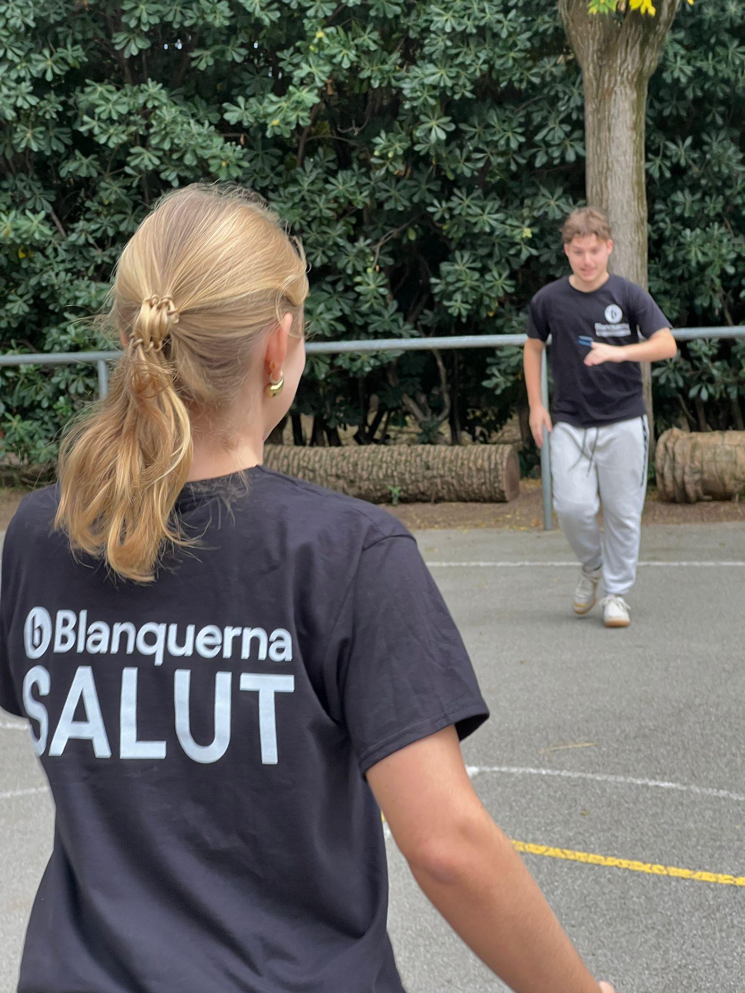 alumnes de fisioteràpia fent l'activitat