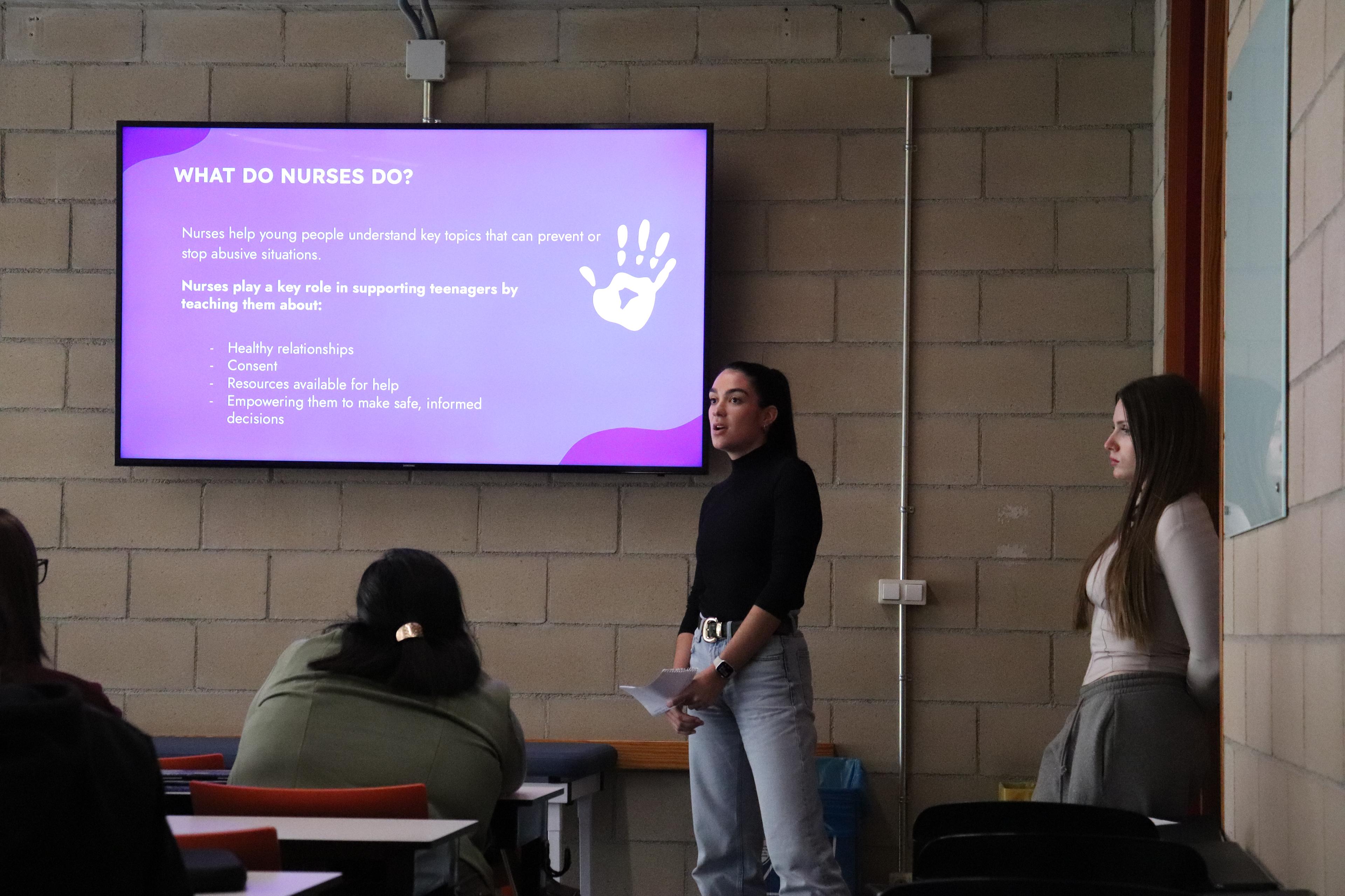 L'alumnat durant l'exposicio