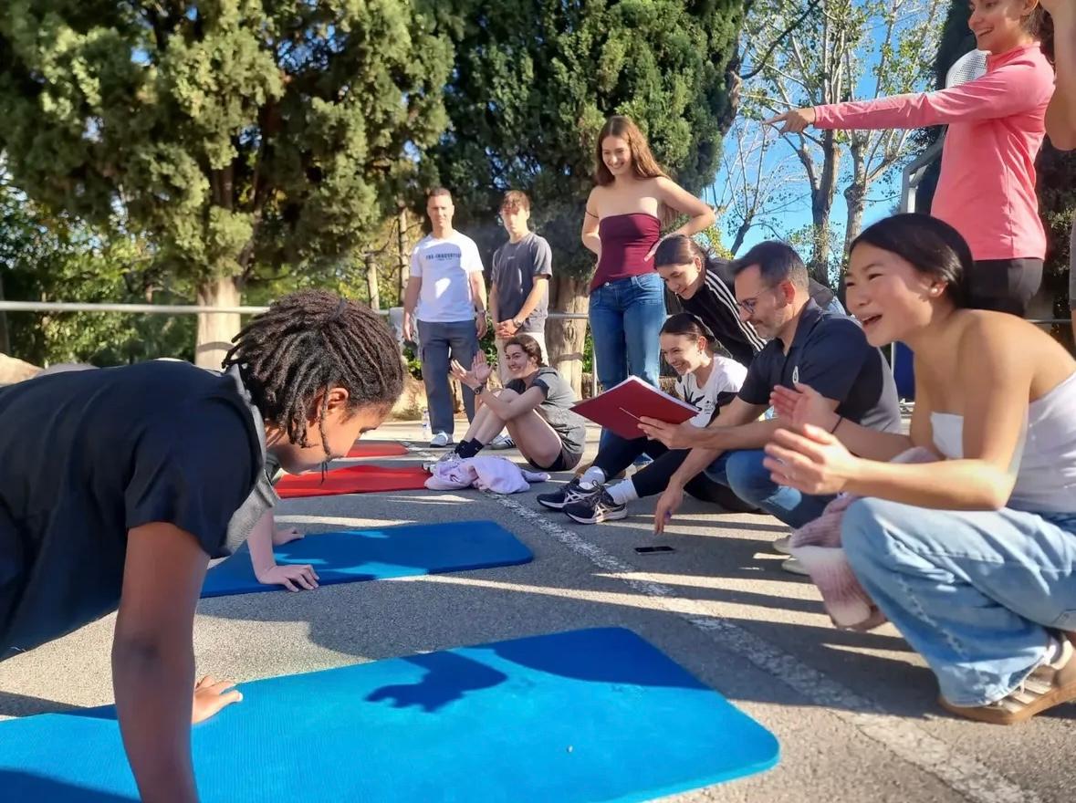 estudiants participant a la gymsana de nexus fisioteràpia