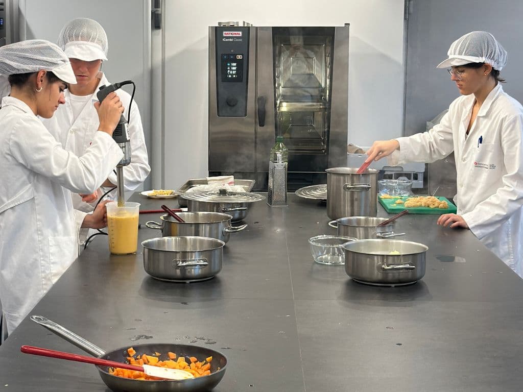 L'alumnat durant la sessió de la disfàgia