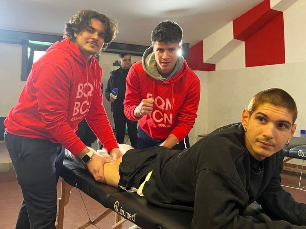 l'alumnat de fisioterapia durant el partit de la marato de tv3