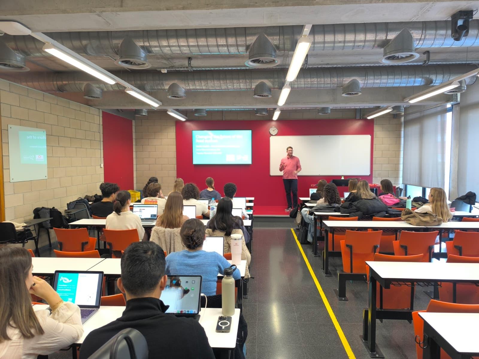 L'alumnat i el convidat durant la classe