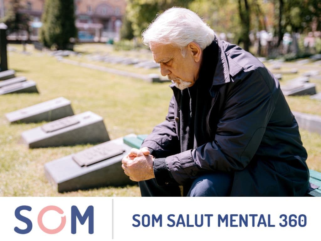imatge recurs d'una persona a un cementiri, i el logotip de SOM salut mental 360