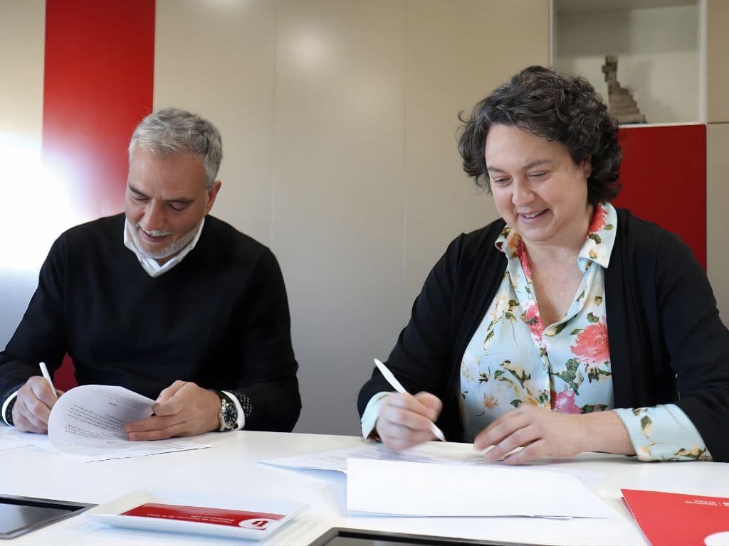 Moment de la signatura del conveni entre Blanquerna i Fisiogestion