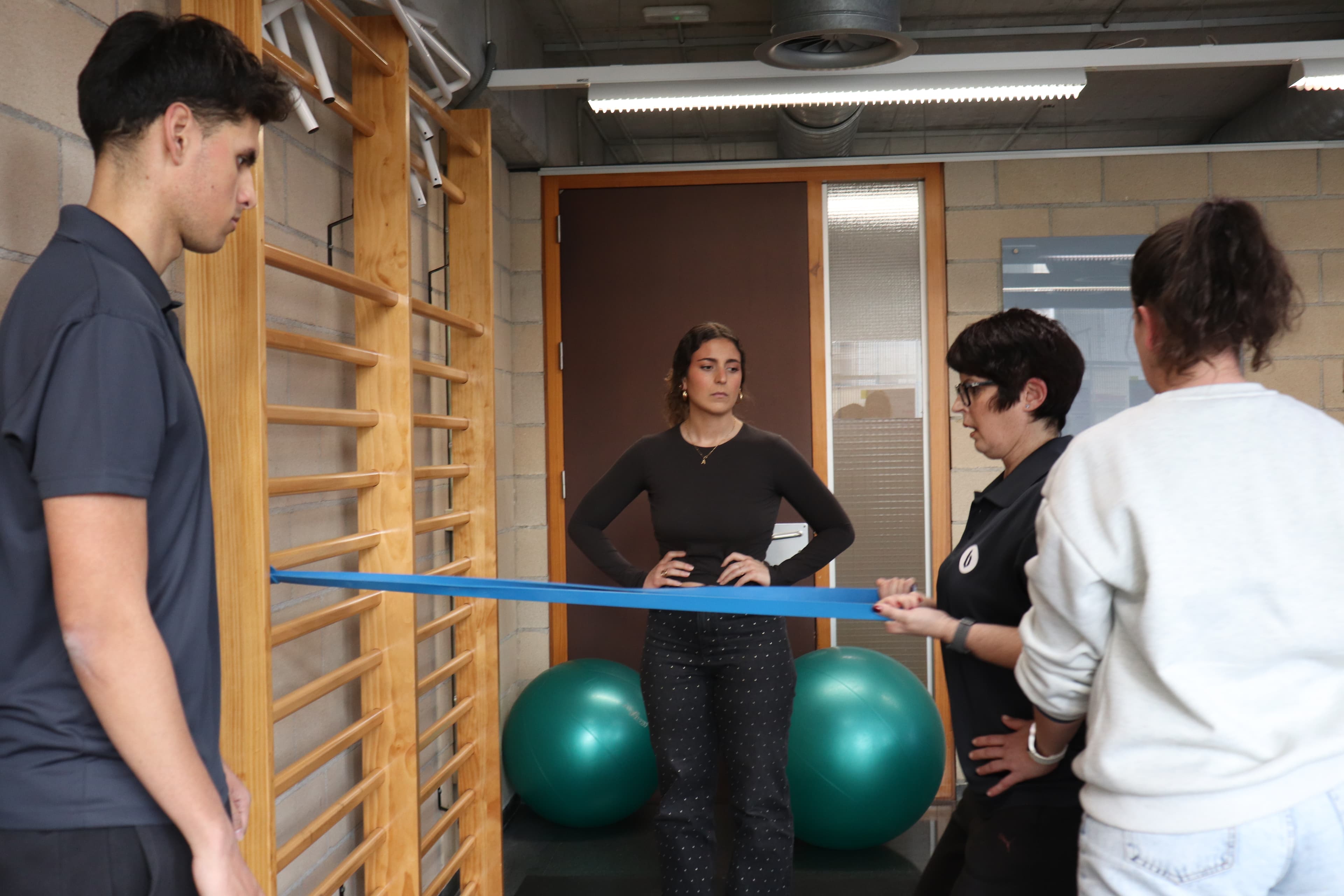 L'alumnat del màster amb la pacient