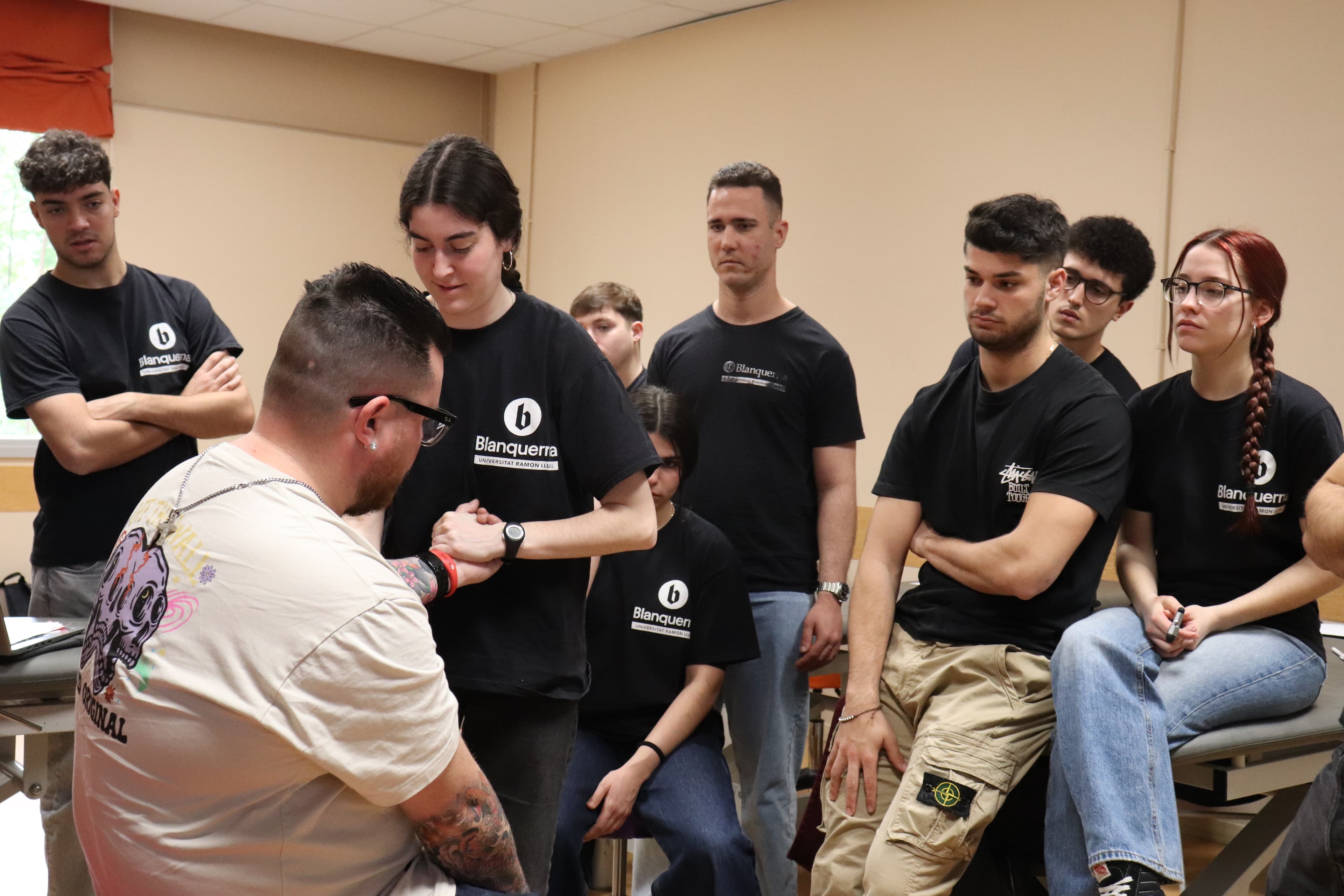 L'alumnat treballant amb el pacient