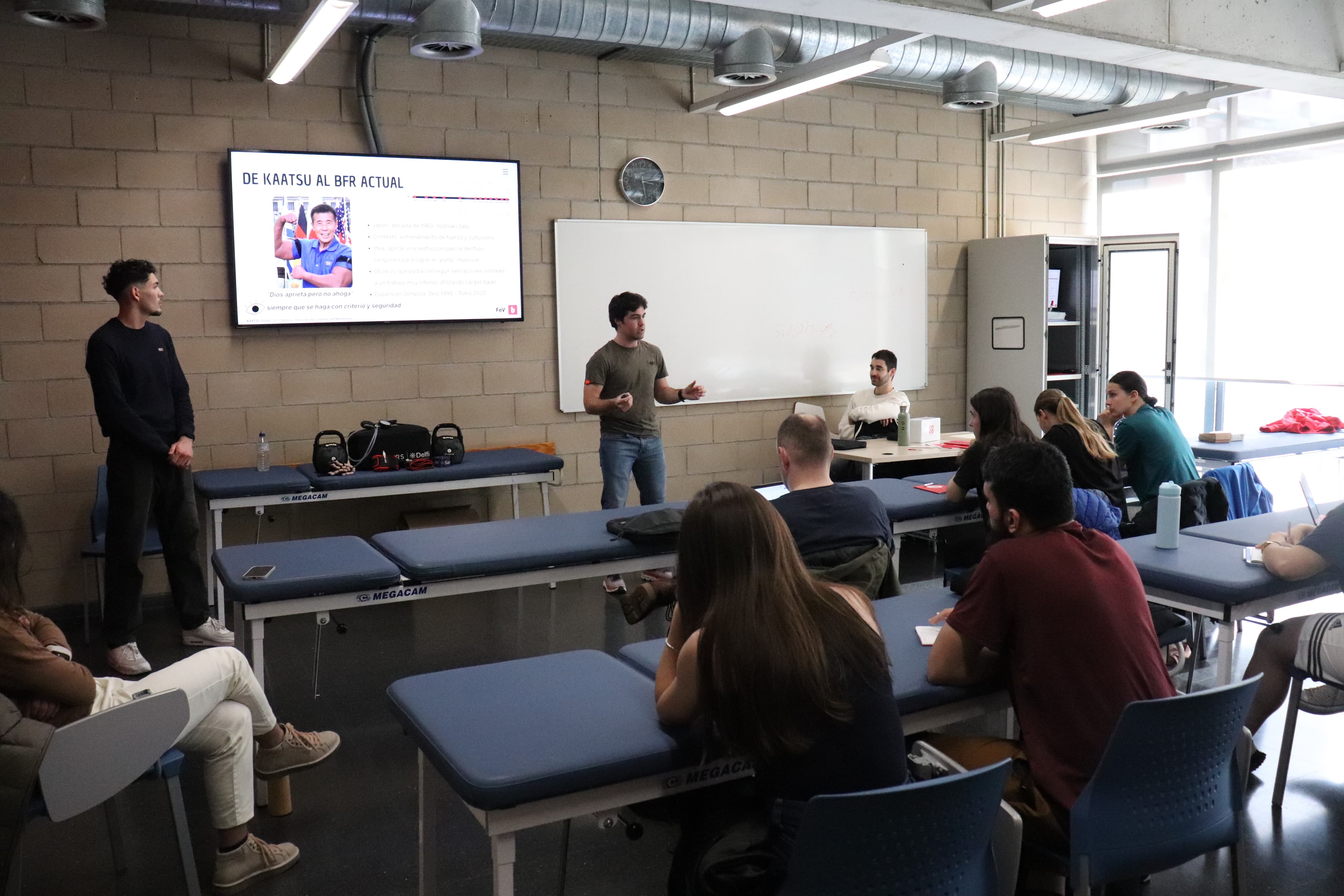 L'alumnat durant la primera sessió de Fisioteràpia en Viu