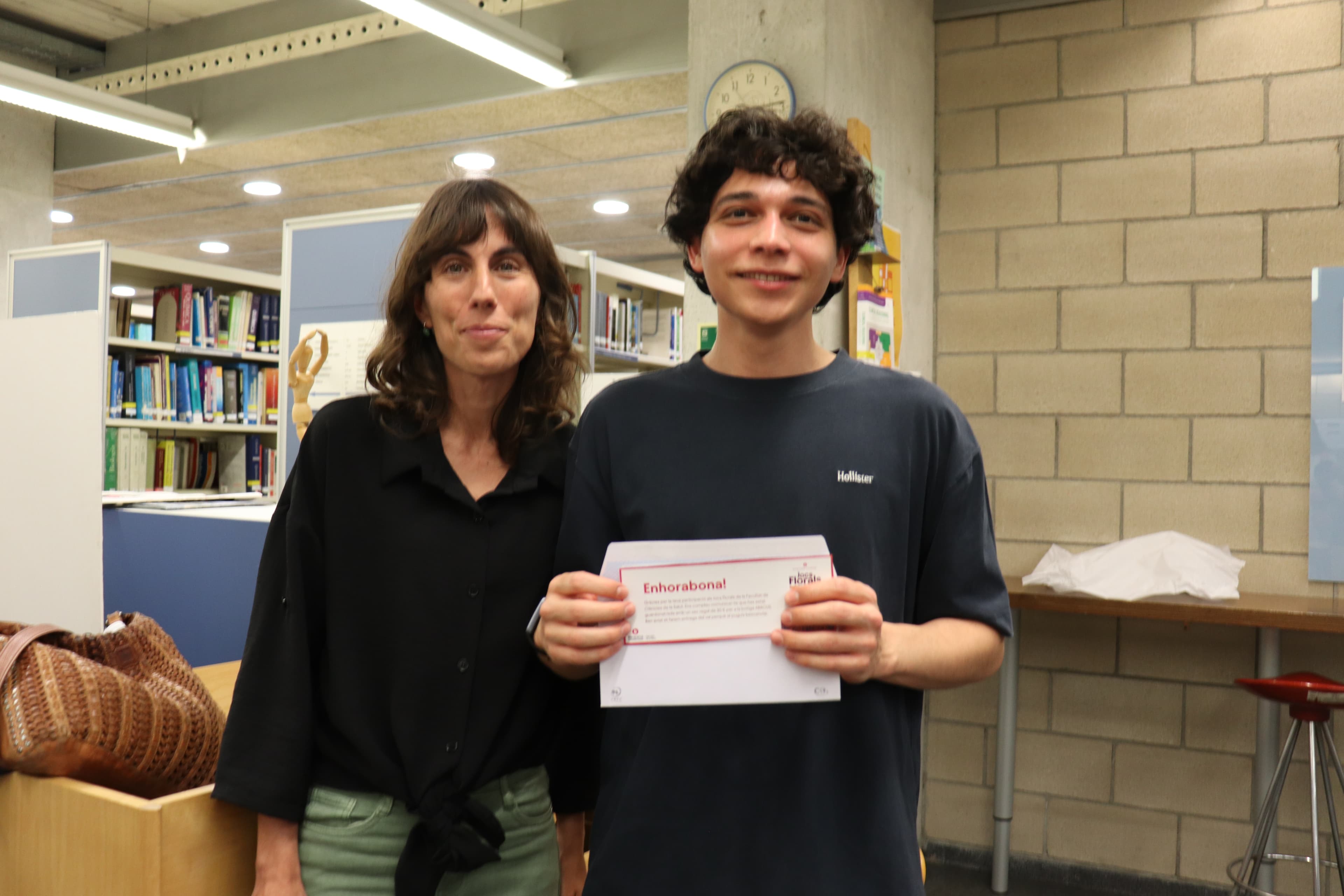 El guanyador amb la organitzadora dels Jocs Florals