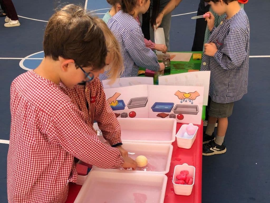 nens a l'escola