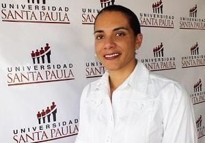 L'experta en activitat física terapèutica Erika Cyrus imparteix una conferència a la Facultat