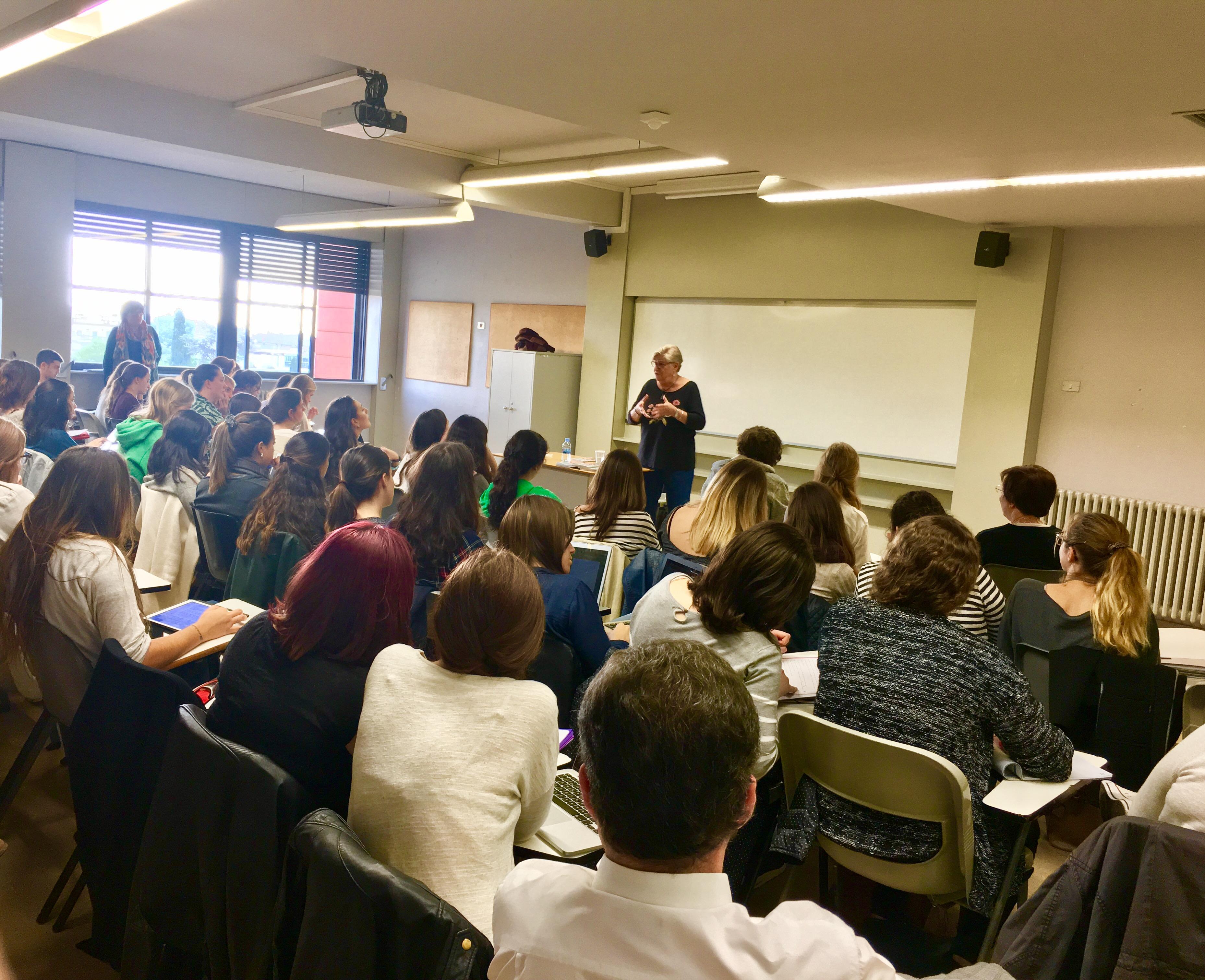 Victòria Molins parla als estudiants d'Educació