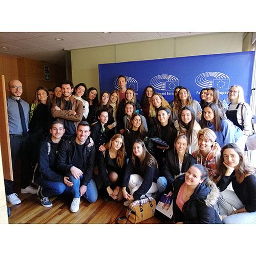 Hasta una docena de diferentes profesionales visitan a estudiantes de Global Communication Management