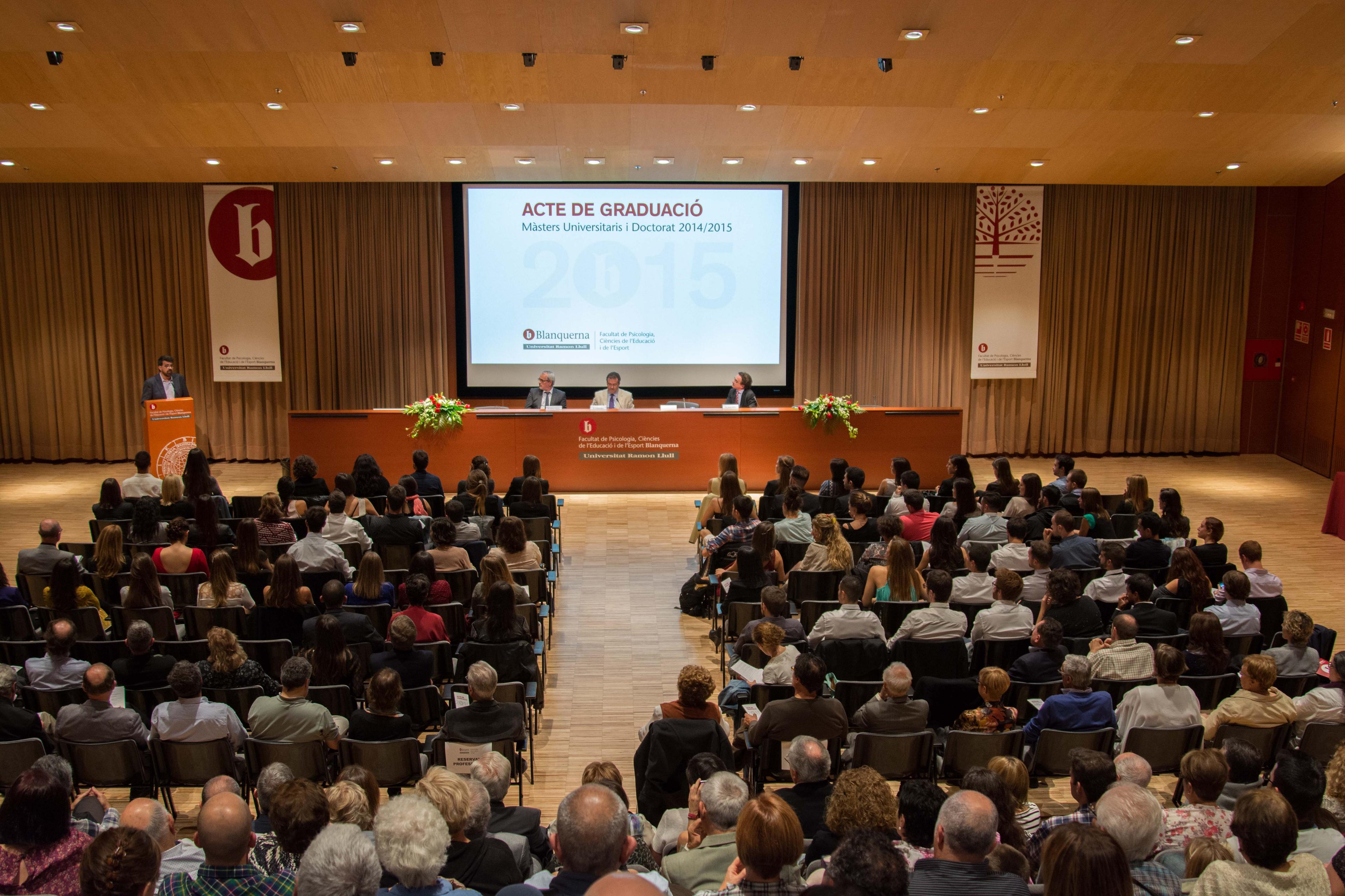 La promoció 2014/15 de màsters i doctorat es gradua a la Facultat